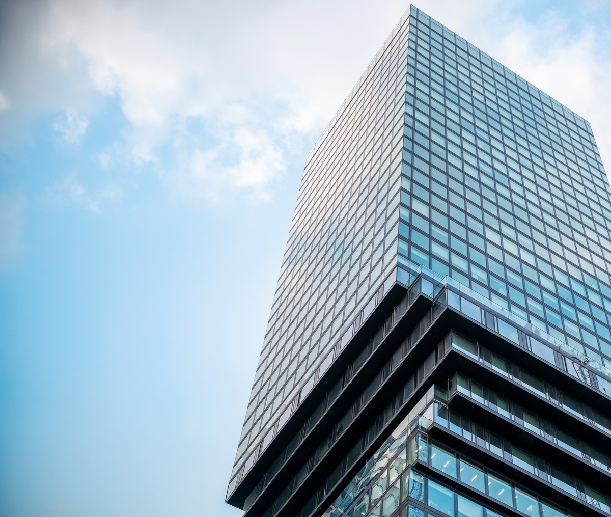 vertical-view-skyscraper-frankfurt-downtown-germany-2